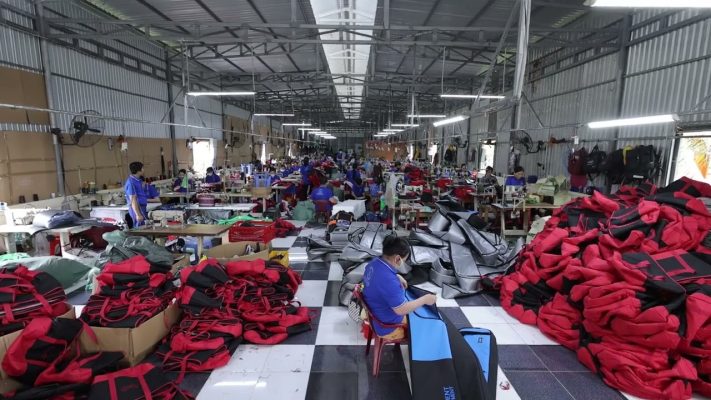 Quận 7 tìm xưởng sản xuất balo in logo theo yêu cầu uy tín?