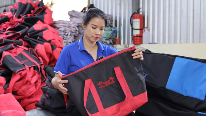 Gợi Ý 5 Mẫu Balo In Logo Tri Ân Khách Hàng Cuối Năm