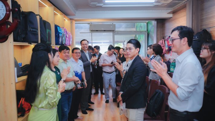 Balo in logo theo yêu cầu trung tâm ngoại ngữ Ms. Hoa