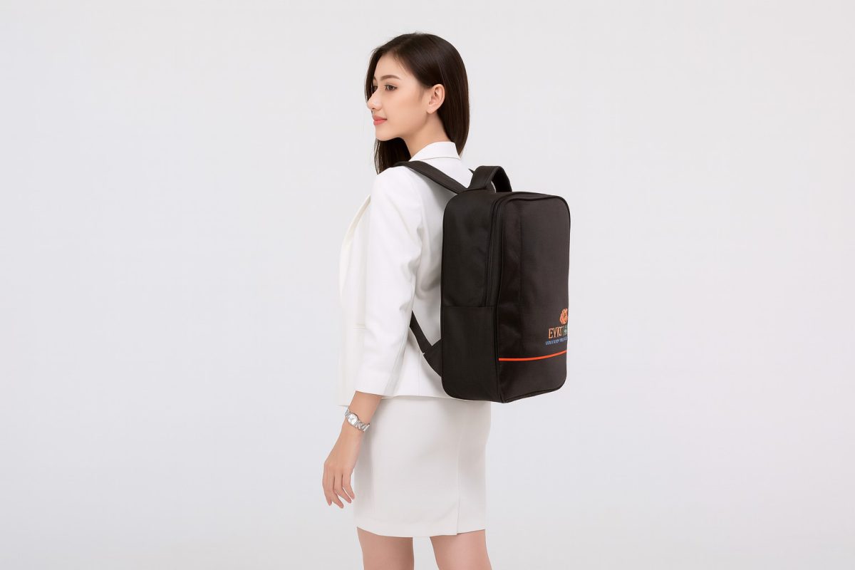 Các ngành nên sử dụng balo in logo làm quà cho khách hàng