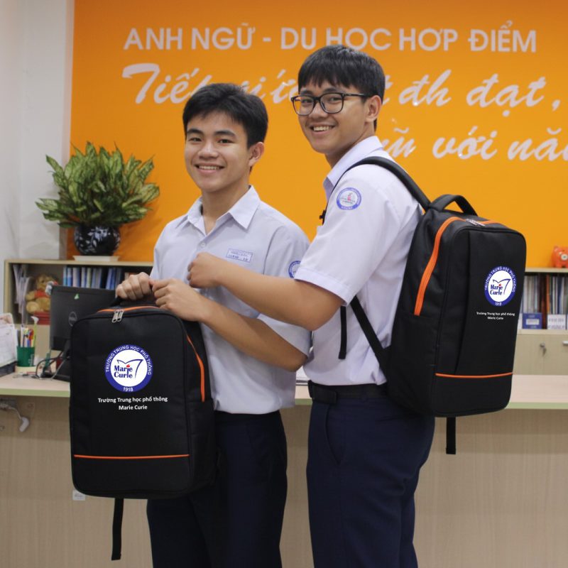 Balo in logo Trường Marie Curie hình ảnh học sinh thân thiện