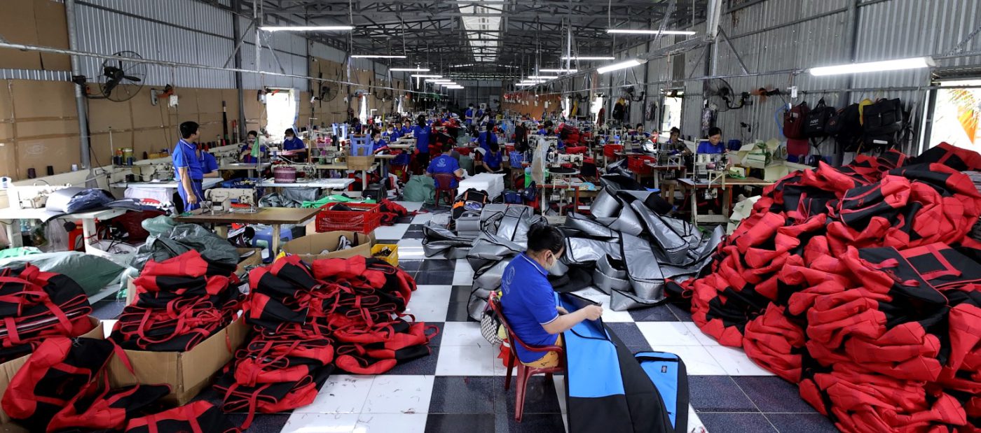 Phân biệt may nổi và may lộn trong sản xuất balo xuất khẩu